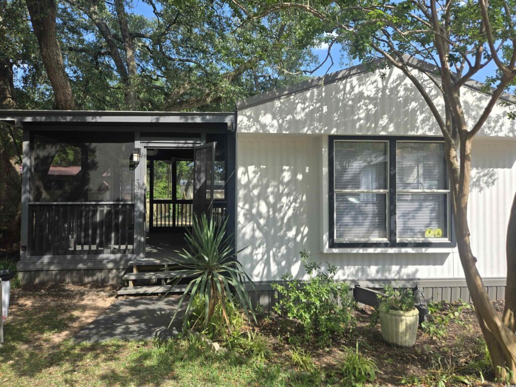 MLS# 2513016
$149,900.00
2 BR, 1 BA
327 Ross Ln., Murrells Inlet, SC 29576
Waterford Oaks Manufactured Home Community - Leased Land