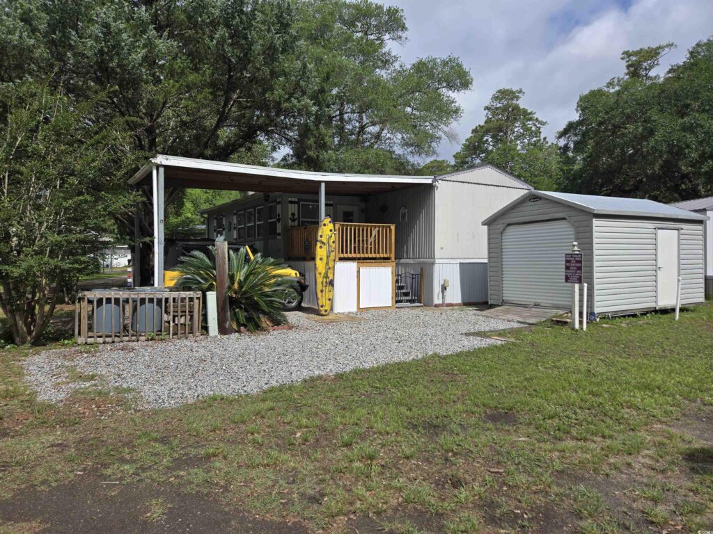 MLS# 2513542
$165,000.00
3 BR, 2 BA
348 Bridge St., Murrells Inlet, SC 29576
Waterford Oaks Manufactured Home Community - Leased Land